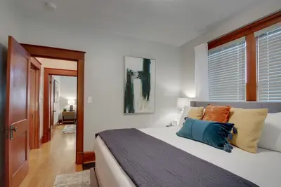 Image de Cozy -Two bedroom home that is centrally located and beautifully restored.