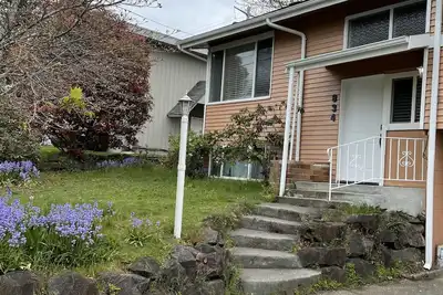 Image de Modern home with free parking on premises