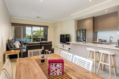 Image de Awesome, modern, open-plan 3rd floor (with lift) unit with stunning water views.