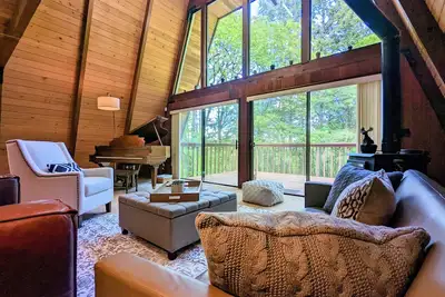 Image de A chalet-style cabin set atop the Red Hills of Dundee in The Willamette Valley