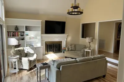 Image de ⛳️ Golf & 👨‍👩‍👧‍👦 Family Bungalow - Convenient to Village, Golf, and Shopping