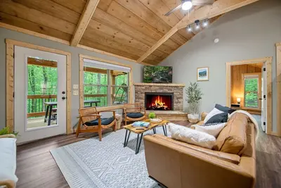 Image de Cozy Boho Cabin with Hot Tub and Resort Amenities Access