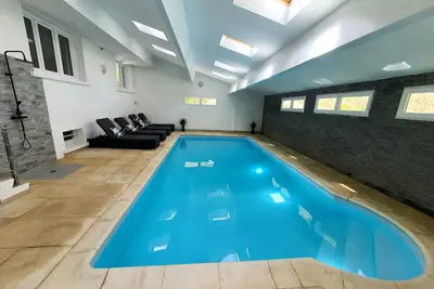 Image de Grande Villa Piscine intérieure proche Paris sans Vis-à -vis Gite Maison Auxerre