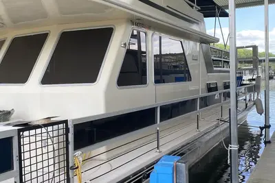 Image de 41 Foot Boat on Tennessee River, 15 minutes from Chattanooga