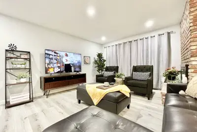 Image de 3br/2ba Near the Blvd - Parking, Laundry, Sleep 10