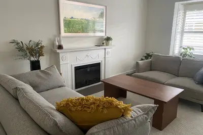 Image de Hop, skip or jump to the heart of Glenelg or Morphettville Racecourse