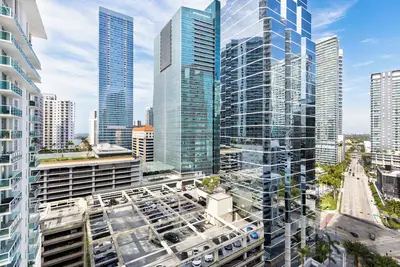 Spacious Apt 1bd in Brickell with Free Parking and Rooftop Pools.