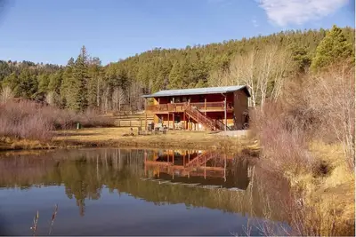 Image de Secluded Cabin, Private Pond, Walk to Restaurants, 2 Separate Sleeping Units