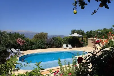 Image de 2 apartments sharing garden and pool
