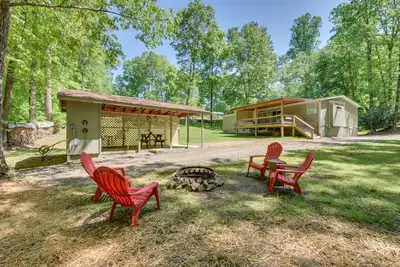 Image de Woodsy Hayesville Home on Jackrabbit Trail!