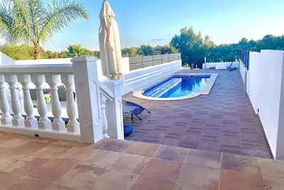 Image de Beautiful Modern 4-bed Private Pool 10mins to Beach. Great panoramic views. \n