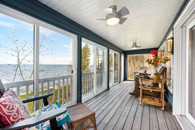 Image de Waterside Bungalow | S. DoCo. + Starlink