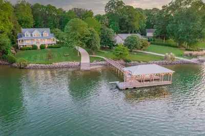 Image de Welcome to Wake and Lake - Beautiful Waterfront Home with Great Amenities!