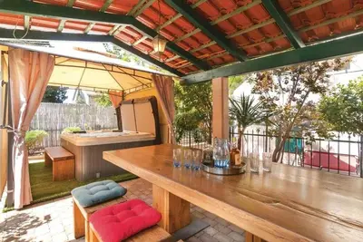 Image de 2 Bdr apt, hot tub, private playground, grill, 5 min from the beach