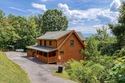 Image de Pet-Friendly 3-Level Cabin w/ Views, Game Room & Hot Tub – Sleeps 12