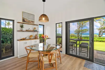 Image de Stunning Remodeled Oceanfront Condo Steps from Lydgate Park and Beach Path