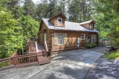 Image de Knotty Bear - 3 Br Innsbruck Home with Wooded Views. Located in Helen, Ga