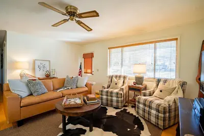Image de New Listing! Has Relaxing Screened Porch, Steps from Greers Ferry Lake!