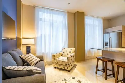Image de Chic Urban Escape in the Bustling Heart of Handelskade