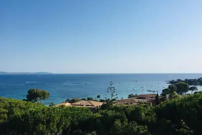Image de Grand studio avec terrasse, vue sur mer incroyable et plage à 3 min
