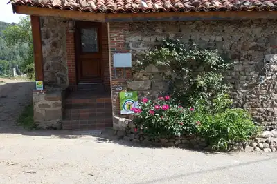 Image de Charmante maison avec poêle et salon ombragé à Pralong