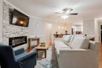 Image de 10 Mins to Lake Murray! The Dutch Creek Cottage