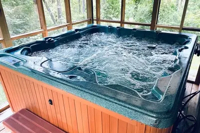 Image de Smoky Cozy Cabin/Family-Oriented/Prime-Location/Hot-tub/Pet friendly/Fire-pit