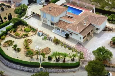Image de 5 br villa. lg Pool Mountain top views next to national park. 10 min to beach.