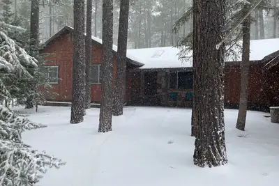 Image de Relaxing mountain home with space for everyone, surrounded by whispering pines