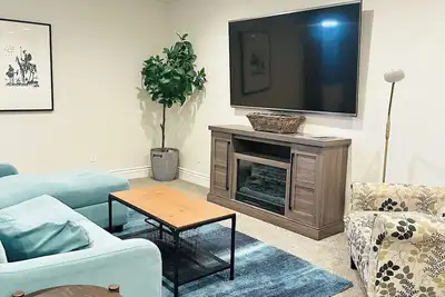 Image de Spacious 2 Bed/1 Bath Basement Getaway - Sleeps 6