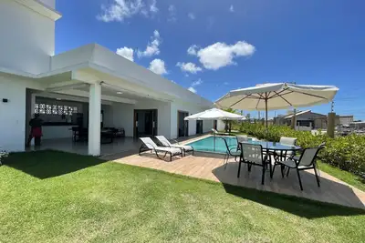 Image de Complete House w/ 5 Suites Pool 1 Min from the Beach