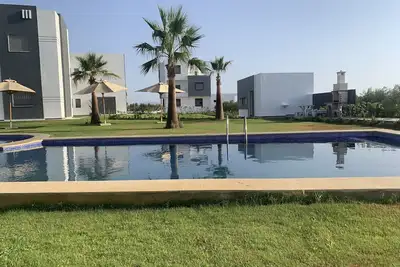 Image de Superbe app. moderne, richement meublé, vue sur piscine, jardin gazoné  montagne