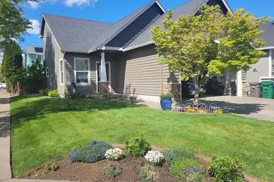 Image de Family-Size House in Quaint Neighborhood-5 Minutes from Airport! ! !