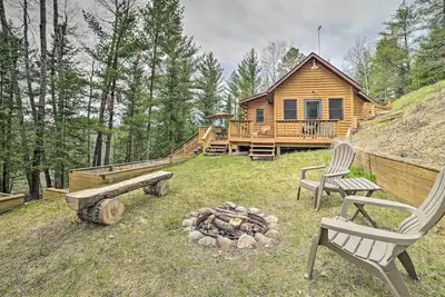 Image de Riverfront Lewiston Cabin w/ Stone Fireplace!