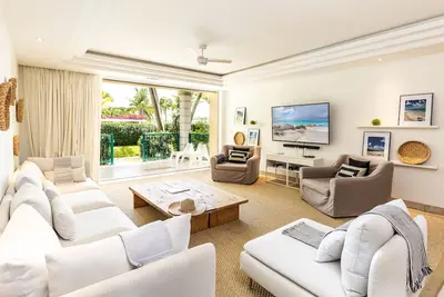 Yacht Club D4 - Waters Edge Poolside Condo - Walk to Grace Bay Beach, Dining.