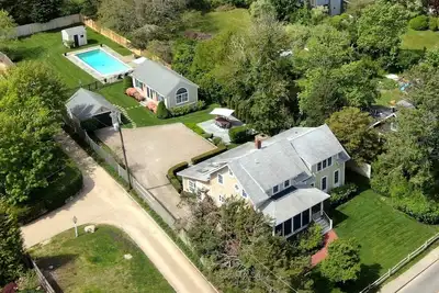 Image de Walking distance to downtown Edgartown w Heated Pool and Guest House!