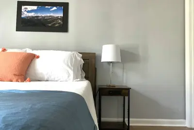 Image de Close to it all. 1. 5 blocks to Stadium! 2br/2ba + Reserved Parking
