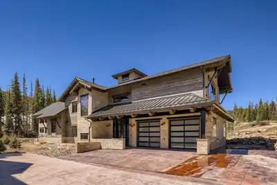 Image de Summit Grove Lodge ~ 5 King Suites, Ski in/out, Hot Tub, Movie Theater ~ Sleeps 26