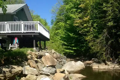 Image de Cozy Riverfront Home, 1mi to Mt Snow, free shuttle
