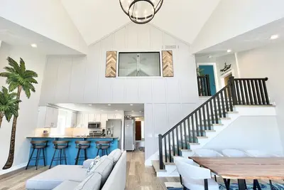 Image de Lakehouse with 3 Big Suites, Total of 6 Bedrooms 4 Baths, & Huge Beach