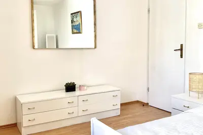 Image de Spacious apartment suitable for families 5min walk from the beach