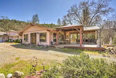 Image de Gorgeous Oakhurst Retreat w/ Swimming Hole!