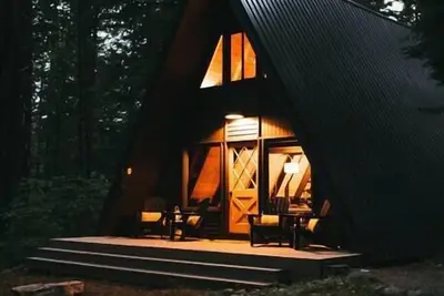 Image de Moonshine Digs is the retro A-Frame of your dreams! Hot tub, record player, games, TVs and peace and quiet all nestled in the heart of the Cascade Mountains with Lake Cle Elum access.