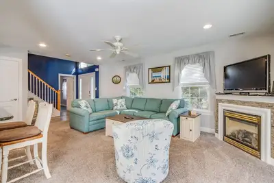 Image de Close to Beach, Shopping & Jungle Jim! Community Pool & Tennis! 2 Primary Suites!