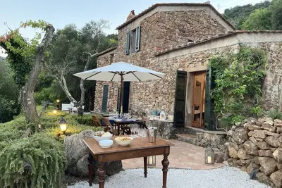 Image de Charming stone farmhouse 1. 5 km from the sea
