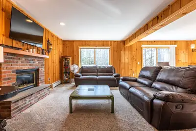 Cozy Vermont Summer House, Backyard & Firepit- 5 Min to Mt Snow- Spacious 4br!