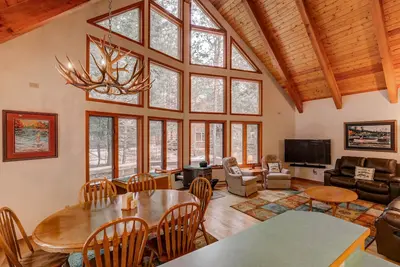 Image de 4Bd - Game rm - Walk to Beach & Parks - walk to free McCall transport - Huckleberry Hytte