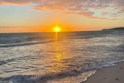 Image de peaceful 2 Br with private beach and pool.