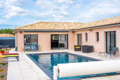 Image de villa bord de mer avec grande piscine et terrasse