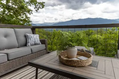 Image de Luxury 5 Br Cabin with Hot Tub and Views!